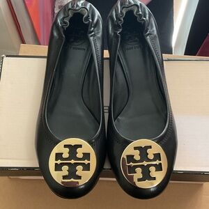 Tory Burch Women's Flats in Black with Gold Emblem